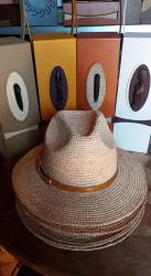 Chapeau et boîte à vin